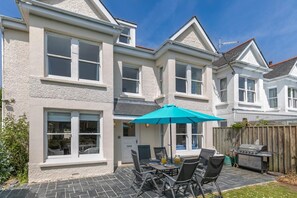 A residential property with a patio area featuring outdoor furniture and a grill. - 5 Bed in Trebetherick (oc-b29371) (La Mohay)