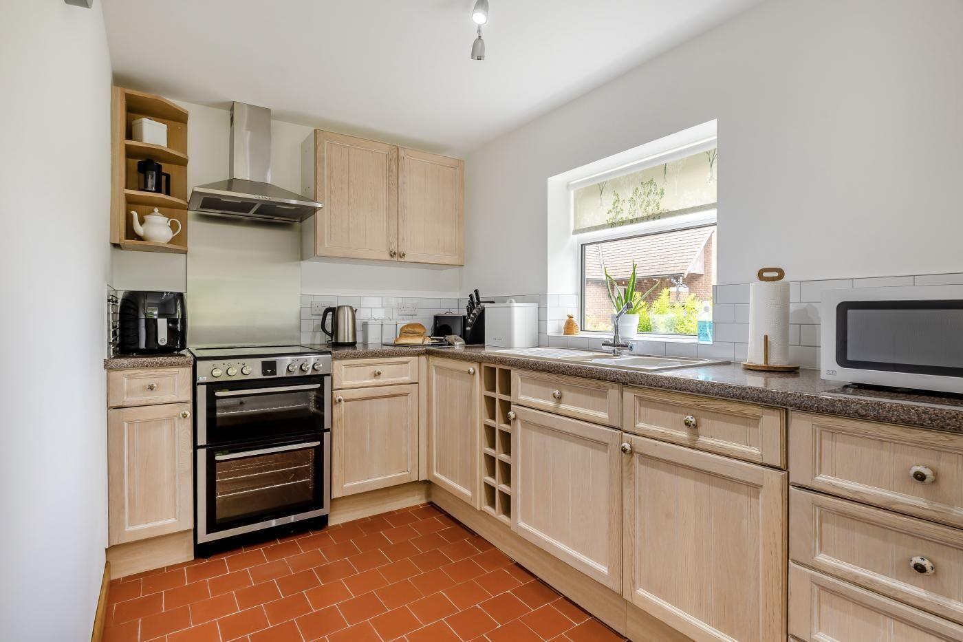 Mikrowelle, Ofen, Hochstuhl, Kochgeschirr/Geschirr/Besteck