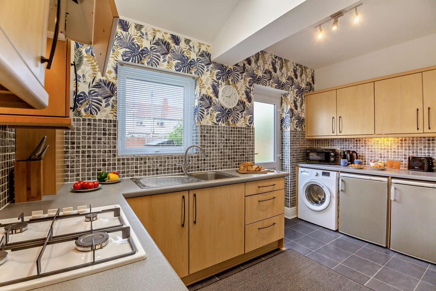 Mikrobølgeovn, ovn og kjøkkenutstyr