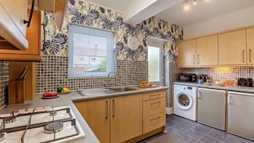 Mikrobølgeovn, ovn og kjøkkenutstyr