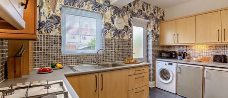 Mikrobølgeovn, ovn og kjøkkenutstyr