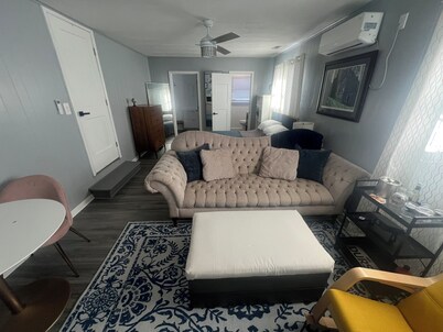 Charming 1-bedroom in-law suite with functional kitchen in pleasant Portsmouth