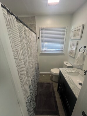 Shower, hair dryer, towels, soap - Charming 1-bedroom in-law suite with functional kitchen in pleasant Portsmouth (Portsmouth)