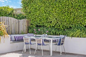 Outdoor dining - 4 Bed in Padstow (oc-s29537) (Padstow)