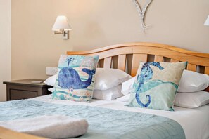 Iron/ironing board, travel cot, free WiFi, bed sheets - 4 Bed in Padstow (oc-s29537) (Padstow)