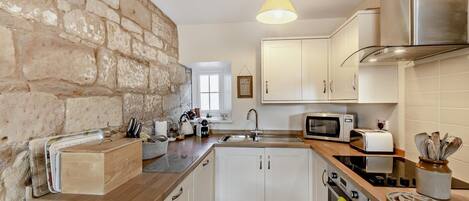 Mikrobølgeovn, ovn, opvaskemaskine, højstol