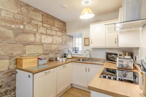 Microwave, oven, dishwasher, high chair - 3 Bed in North Sunderland (oc-w29482) (North Sunderland)