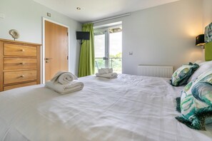 4 bedrooms, iron/ironing board, travel crib, WiFi (free) - 4 Bed in Winnards Perch (oc-t29558) (Winnard's Perch)