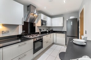 Microwave, oven, dishwasher, highchair - 4 Bed in Winnards Perch (oc-t29558) (Winnard's Perch)