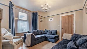 A living room with a sectional sofa, a chaise lounge, and a wooden floor. - 6 Bed in Bridlington (oc-n29516) (Bridlington)