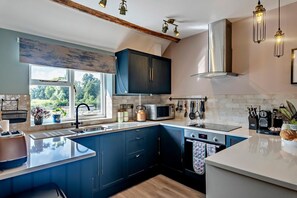Oven, cookware/dishes/utensils - 4 Bed in Ruthin (oc-a29543) (Ruthin)