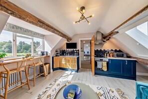 Oven, cookware/dishes/utensils - 4 Bed in Ruthin (oc-a29543) (Ruthin)