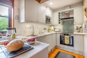 Mikrovågsugn, ugn, diskmaskin och barnstol