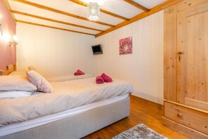 Iron/ironing board, travel cot, free WiFi, bed sheets - 2 Bed in Devils Bridge (oc-d29575) (Pontarfynach)