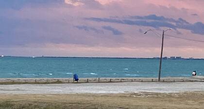 Adorable 1-bedroom lodge with AC in vibrant Corpus Christi in North Beach.