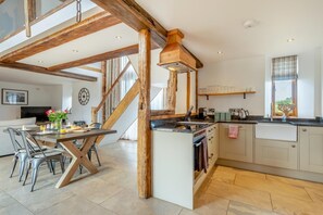 Microwave, oven, dishwasher, high chair - 2 Bed in Lower Bodham (oc-n29590) (Bodham)
