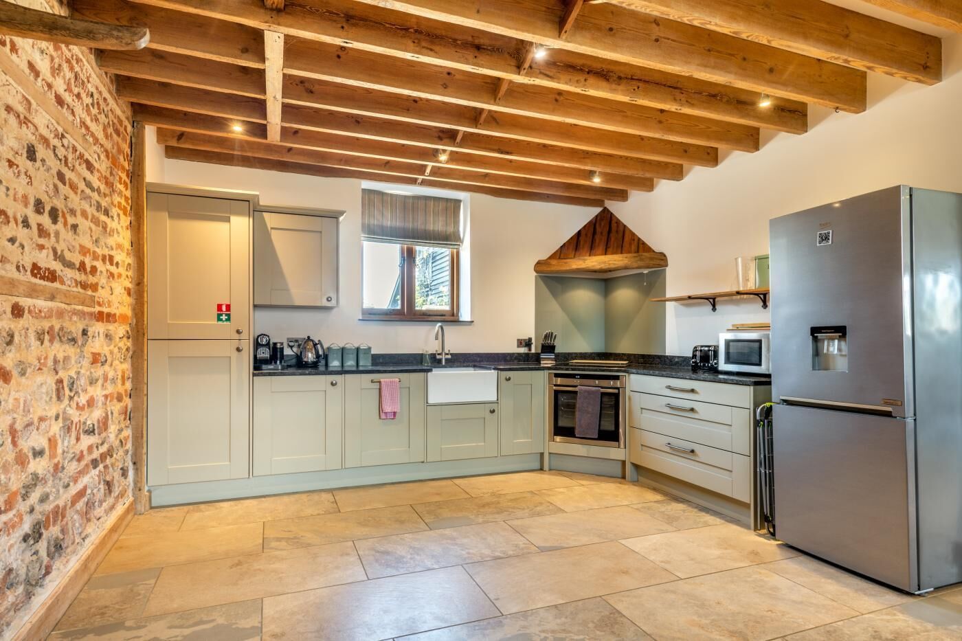 Micro-ondas, fogão, lava-louças, cadeirão de bebê