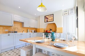 Microwave, oven, cookware/dishes/utensils - 2 Bed in Wells-next-the-Sea (oc-c29565) (Wells-next-the-Sea)