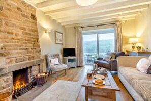 TV, fireplace - 3 Bed in Horsehouse (oc-e29610) (Horsehouse)