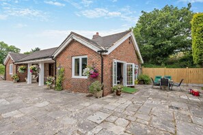 Outdoor dining - 3 Bed in Timsbury (oc-h29584) (Timsbury)