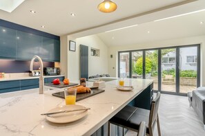 Oven, dishwasher, cookware/dishes/utensils - 3 Bed in Sandsend (oc-n29555) (Sandsend)