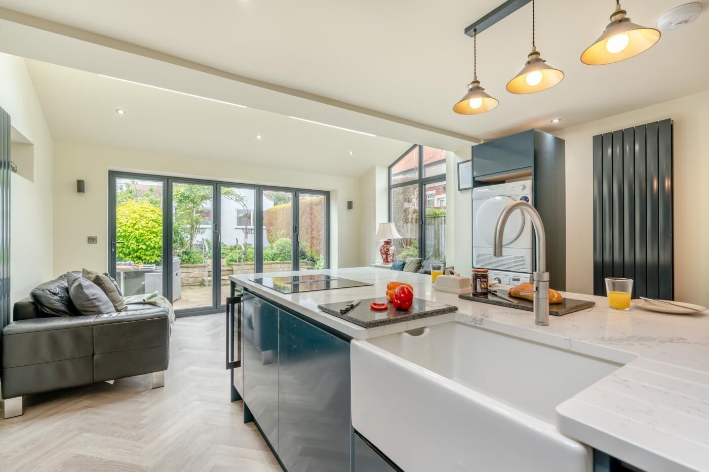 Uuni, astianpesukone, keittoastiat/astiat/ruokailuvälineet