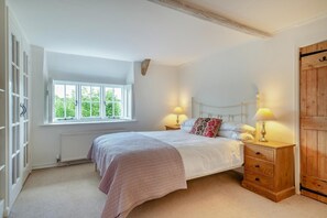 A bedroom with a bed, two bedside tables with lamps, a window with shutters, and a radiator. - 3 Bed in Powerstock (oc-r29646) (Powerstock)