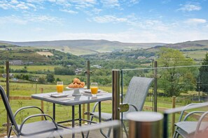 Outdoor dining - 1 Bed in New Mills (oc-p29603) (Mellor)