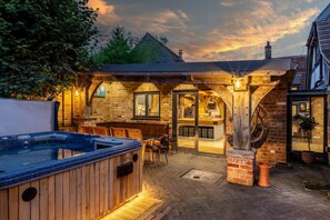 Terrace/patio - 5 Bed in Frampton On Severn (oc-d29489) (Frampton on Severn)
