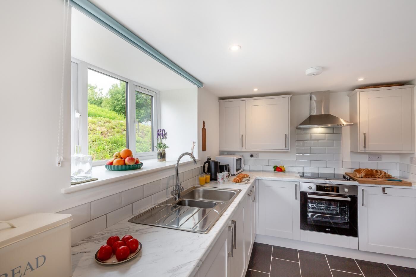 Micro-ondes, lave-vaisselle, chaise haute