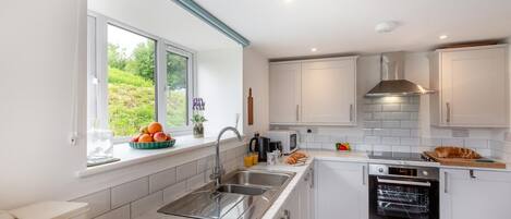 電子レンジ、食器洗い機、ハイチェア、調理器具と食器