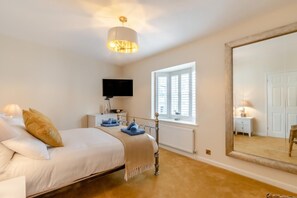 Iron/ironing board, travel cot, free WiFi, bed sheets - 3 Bed in Tenby (oc-m29588) (Tenby)