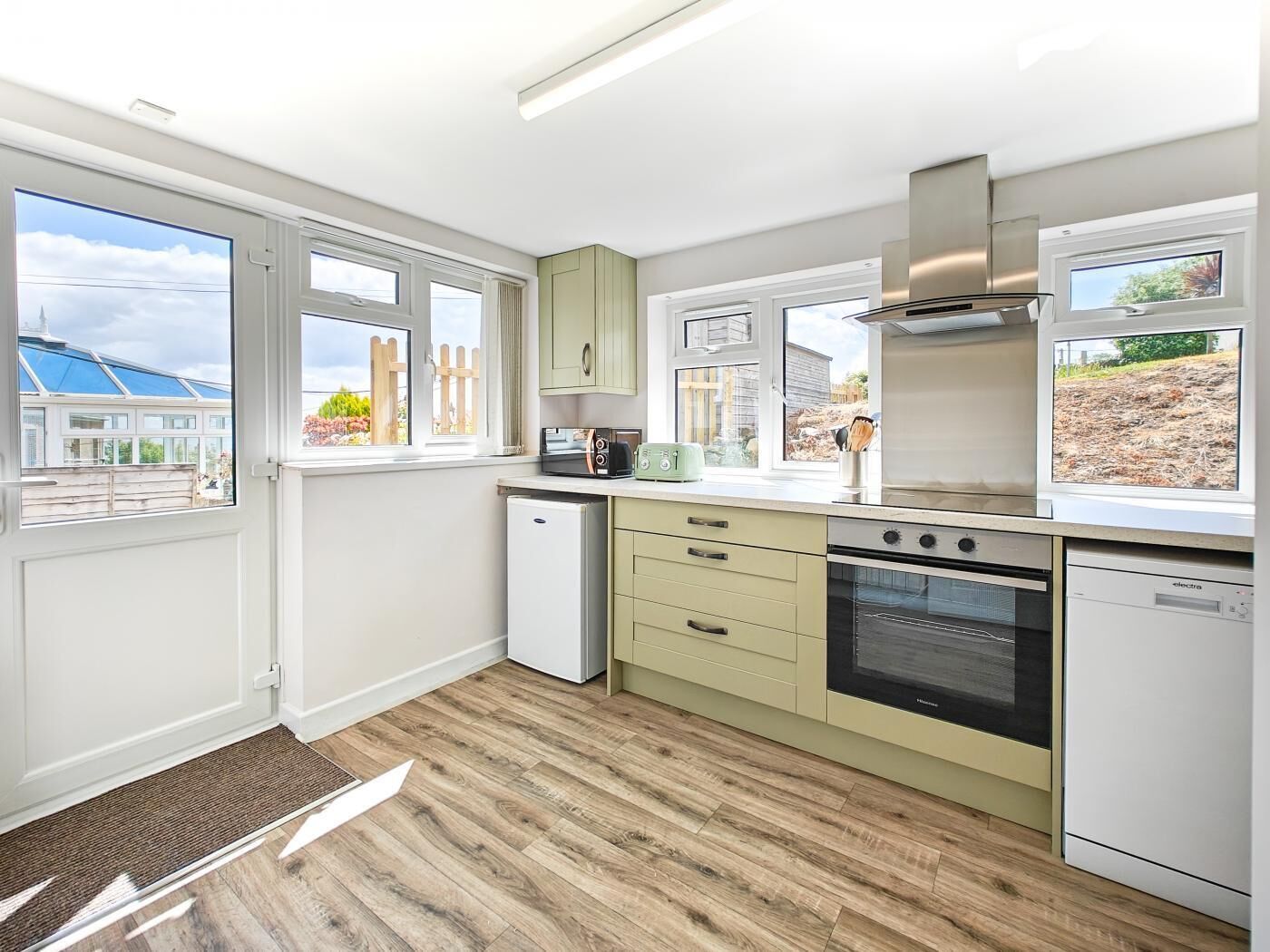 Microwave, oven, dishwasher, cookware/dishes/utensils