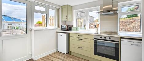 Microwave, oven, dishwasher, cookware/dishes/utensils