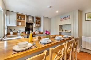 Microwave, oven, dishwasher, cookware/dishes/utensils - 2 Bed in Snettisham (oc-t29559) (Snettisham)