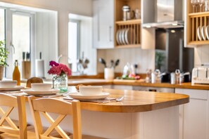 Microwave, oven, dishwasher, cookware/dishes/utensils - 2 Bed in Snettisham (oc-t29559) (Snettisham)