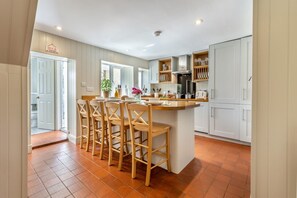 Microwave, oven, dishwasher, cookware/dishes/utensils - 2 Bed in Snettisham (oc-t29559) (Snettisham)