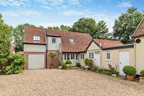 A two-story house with a gravel driveway and a garden. - 2 Bed in Campsea Ashe (oc-c2499) (Campsea Ashe)