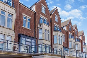 Exterior - 3 Bed in Whitby (oc-f29650) (Whitby)