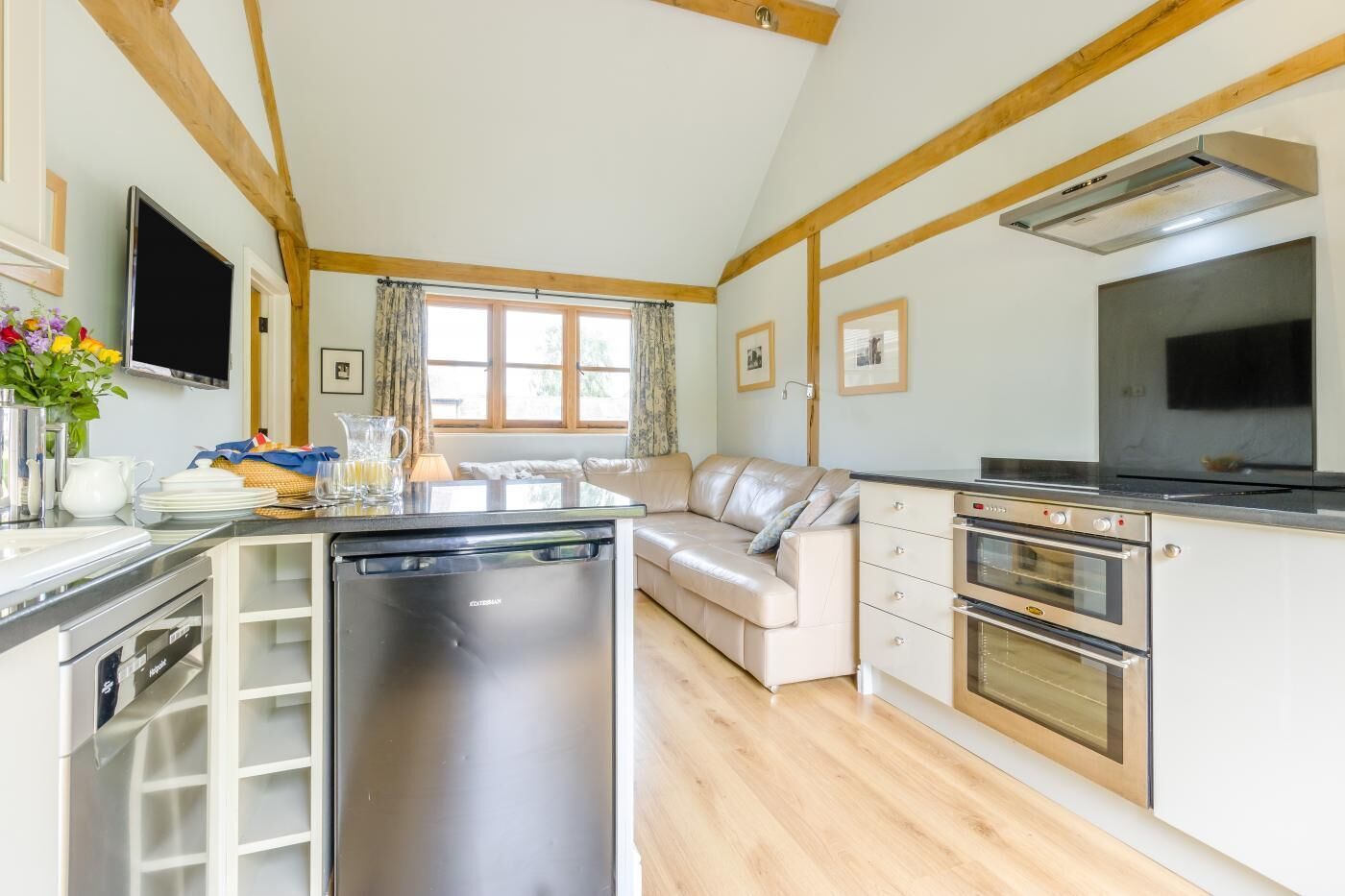 ميكروويف، فرن، غسالة أطباق، كرسي للأطفال