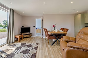 TV - 2 Bed in Madley (oc-c29692) (Canon Bridge)