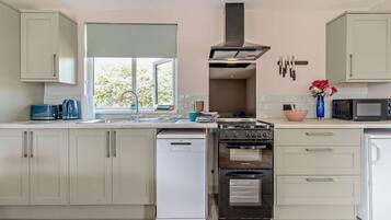 Four, lave-vaisselle, chaise haute