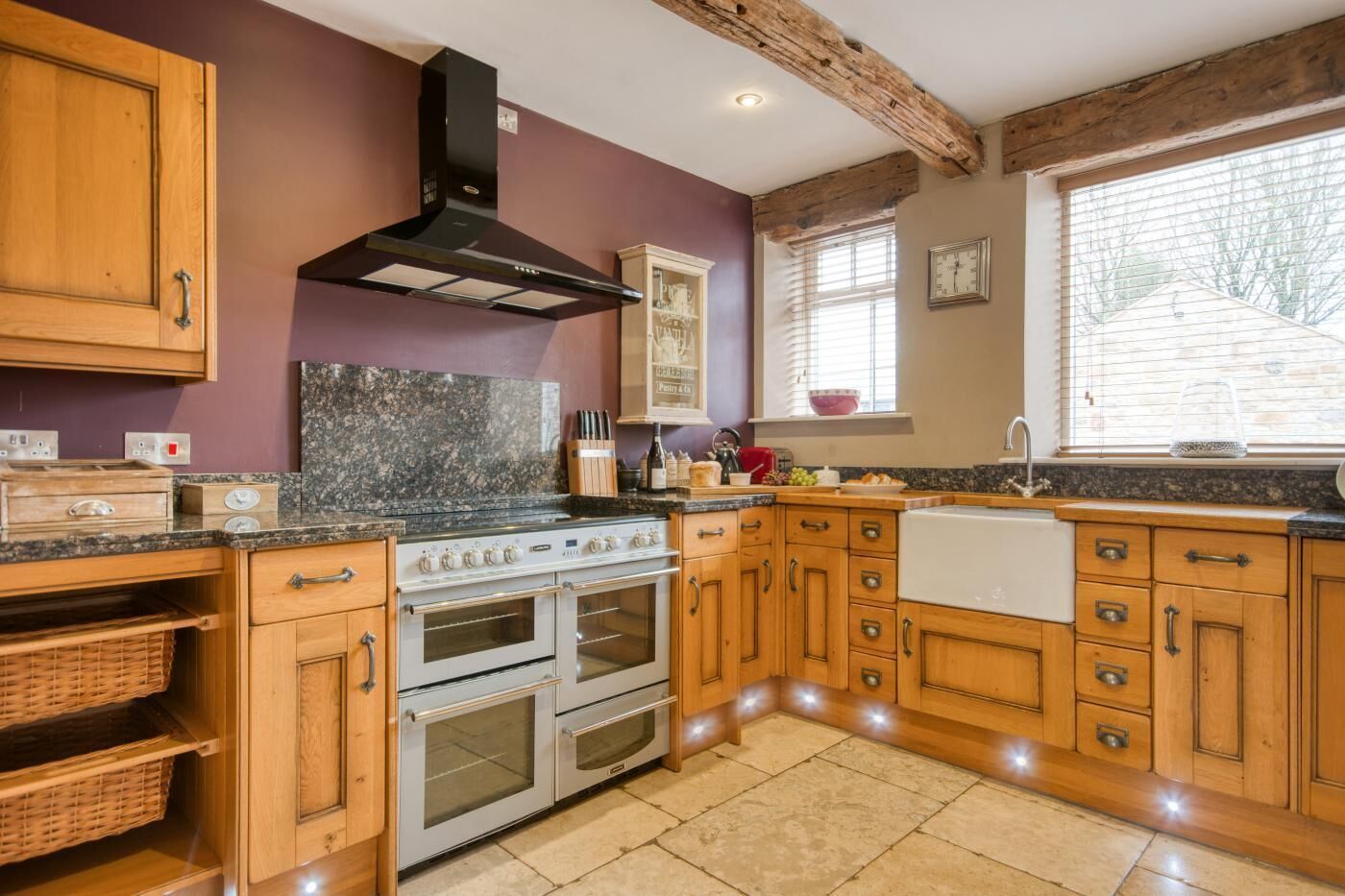 Micro-ondes, four, lave-vaisselle, chaise haute