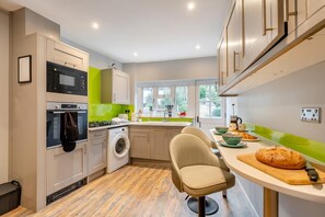 Microwave, oven, cookware/dishes/utensils