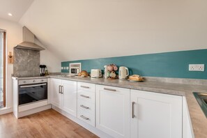 Dishwasher, highchair, cookware/dishes/utensils - 1 Bed in Abbeydore (oc-l29485) (Abbey Dore)