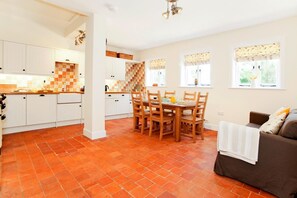 Dining - 3 Bed in Burley (oc-t29718) (Burley)