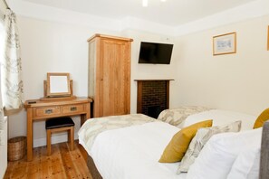Iron/ironing board, travel cot, free WiFi, bed sheets - 3 Bed in Burley (oc-t29718) (Burley)