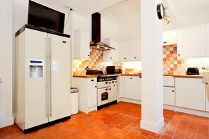 Microwave, oven, dishwasher, high chair - 3 Bed in Burley (oc-t29718) (Burley)