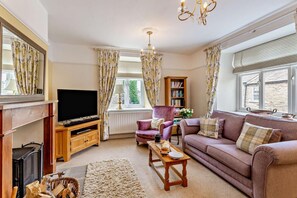 Fireplace - 3 Bed in Askrigg (oc-h29661) (Askrigg)
