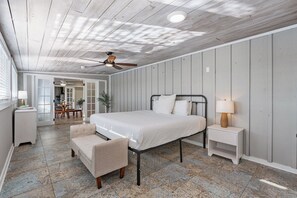 5 bedrooms, desk, iron/ironing board, WiFi
